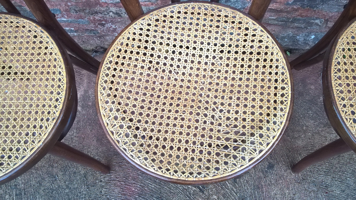 A SET OF FOUR PRETTY BENTWOOD BISTRO CHAIRS / KITCHEN CHAIRS