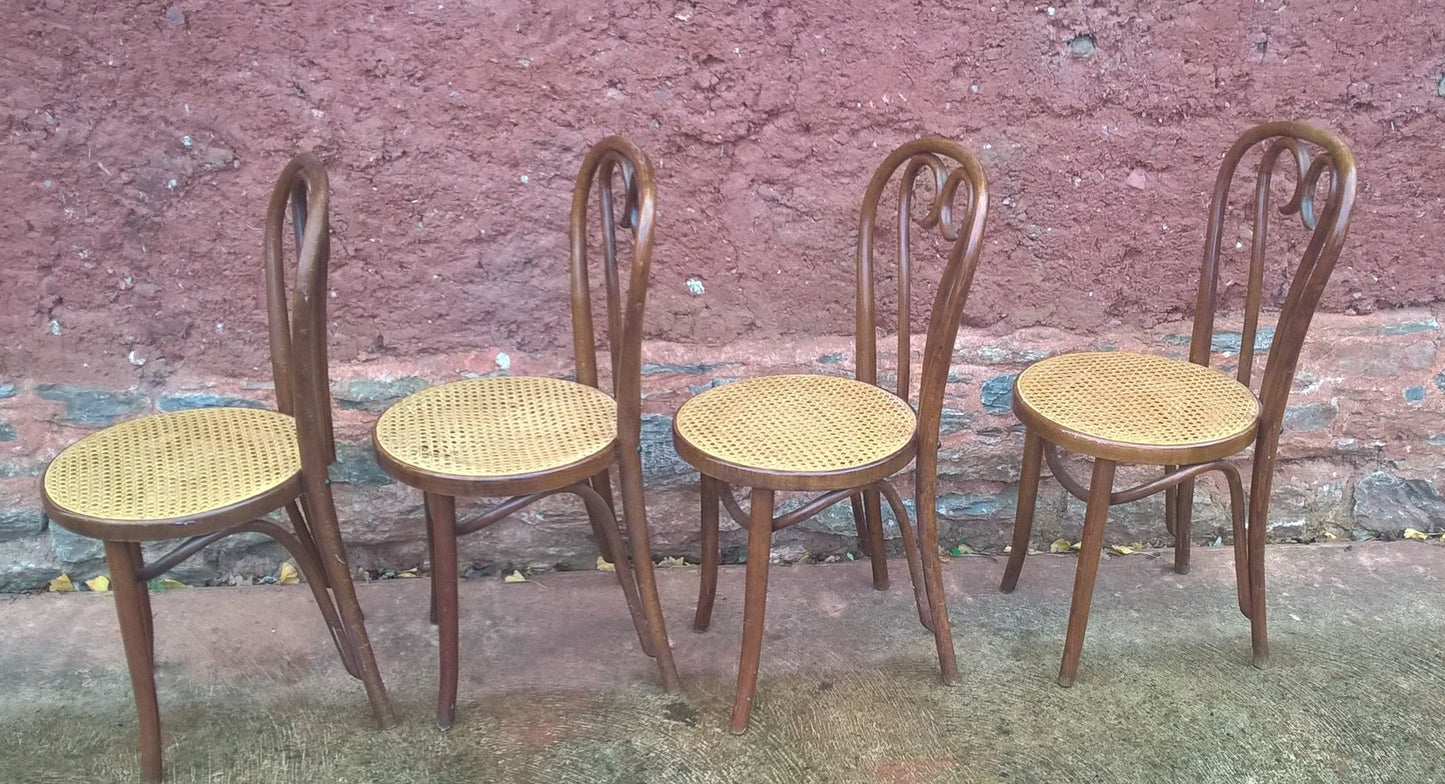 A SET OF FOUR PRETTY BENTWOOD BISTRO CHAIRS / KITCHEN CHAIRS