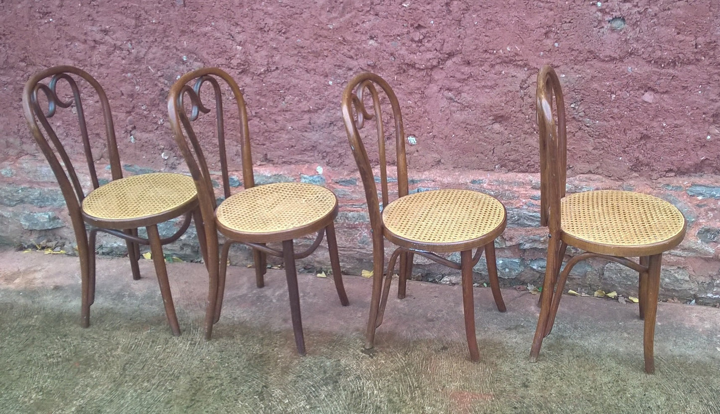 A SET OF FOUR PRETTY BENTWOOD BISTRO CHAIRS / KITCHEN CHAIRS