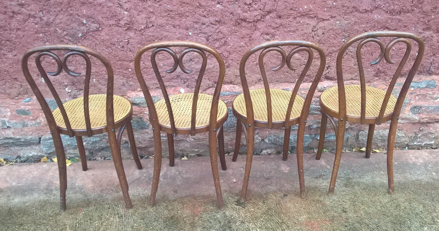 A SET OF FOUR PRETTY BENTWOOD BISTRO CHAIRS / KITCHEN CHAIRS