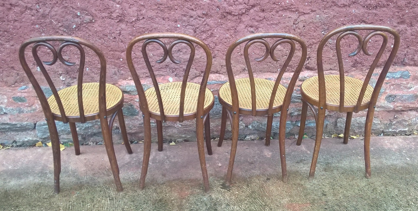 A SET OF FOUR PRETTY BENTWOOD BISTRO CHAIRS / KITCHEN CHAIRS