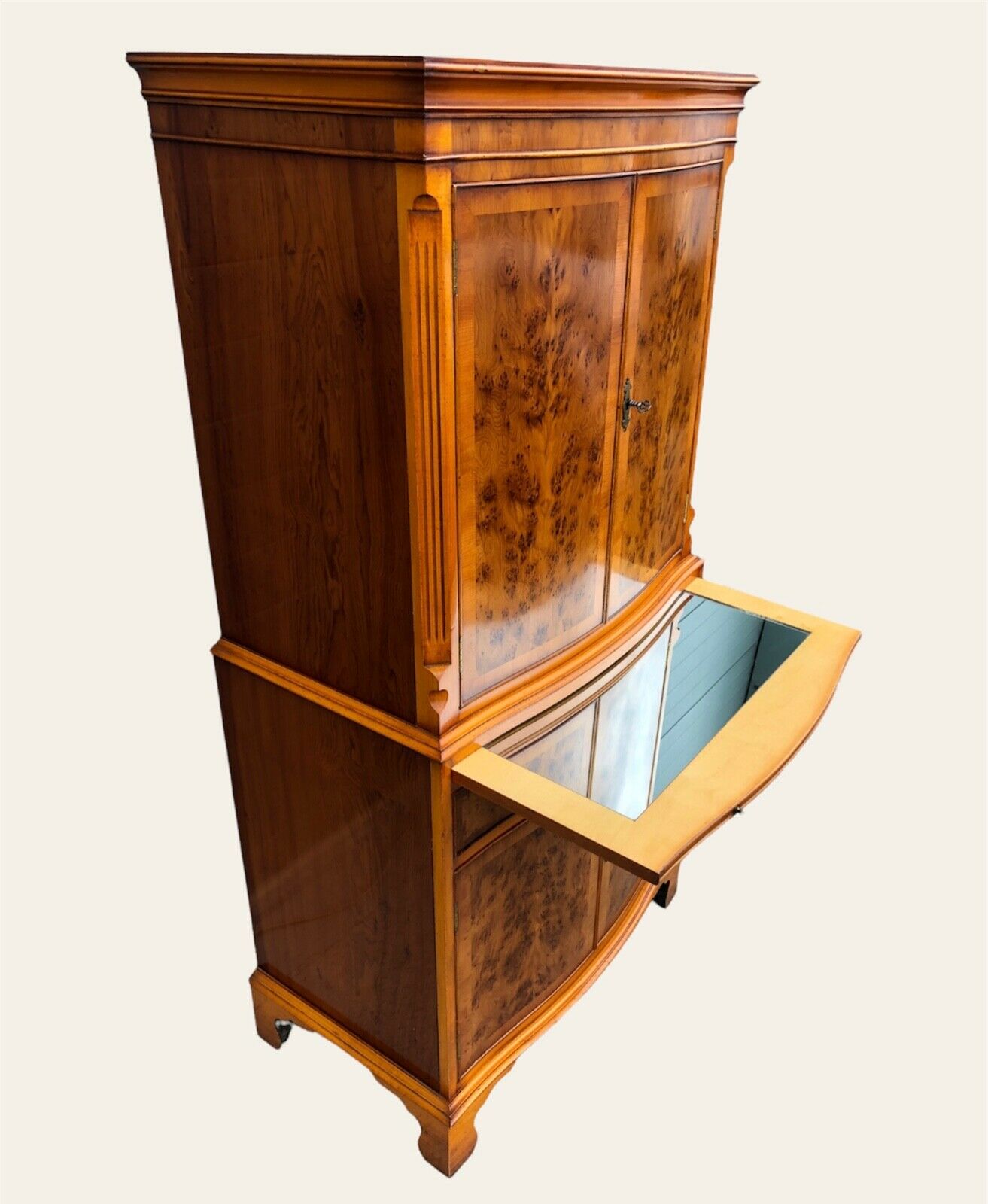 000953....Stunning Vintage Drinks Cabinet ( sold )